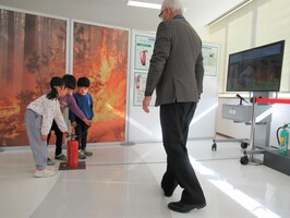 モニターの火を消火器で消しているところ