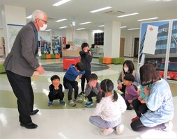 火事になった時の避難の仕方を確認しているところ