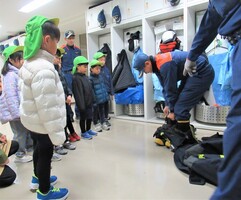 消防士が出動の服に着替えるぼを見ているところ