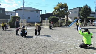 4歳児が園庭で道路を渡る練習をしているところ