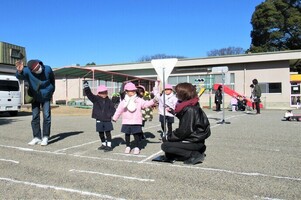 3歳児が園庭で道路を渡る練習をしているところ