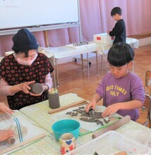 ペン立ての飾りの型抜きをしているところ