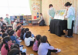 絵本の読み聞かせを見ているところ