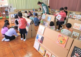 自分たちで絵本を選んでいるところ