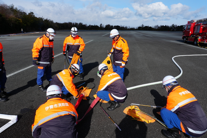 背負い式水嚢に水を入れている写真