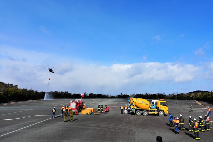 自衛隊ヘリが放水する写真