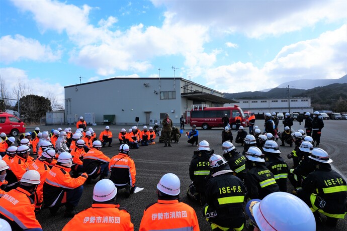 自衛隊が話している写真