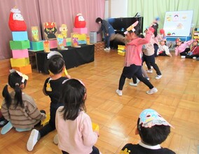 4歳児が鬼の的当てを楽しんでいるところ