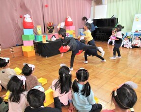 5歳児が的当てを楽しんでいるところ
