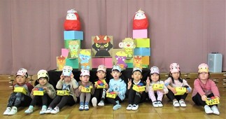 4歳児が全員で集合写真を撮っているところ