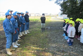 年中の子どもたちと高校生と挨拶を交わしているところ