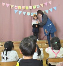 誕生児がインタビューを受けているところ