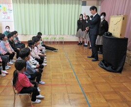 全員がまちづくり協議会の方の話を聞いているところ