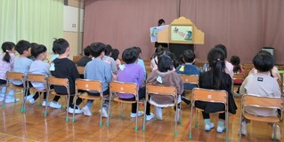 高校生の紙芝居の読み聞かせを見ているところ