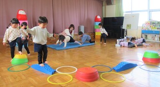 3歳児がでこぼこコースをしているところ