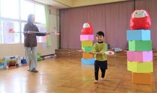 3歳児が親子でゲームをしているところ