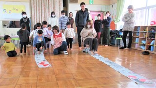 3歳児が親子でゲームの対決をしているところ