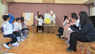 4歳児が親子でじゃんけん対決をしているところ