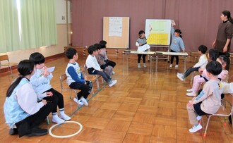 4歳児が子ども同士でじゃんけんの対決をしているところ