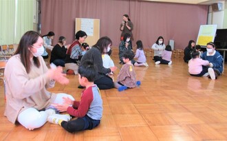 4歳児が親子でふれあい遊びを楽しんでいるところ