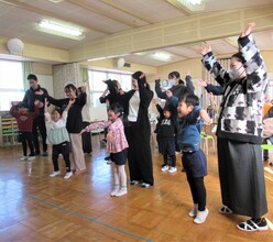 5歳児が親子で言葉遊びを楽しんでるところ