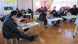 5歳児が文字を書いてしりとりをしているところ