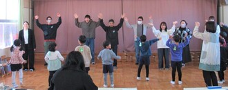 5歳児が親子でダンスを踊っているところ