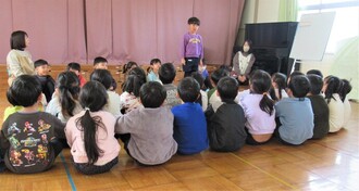 5歳児が一人ずつ自己紹介をしているところ