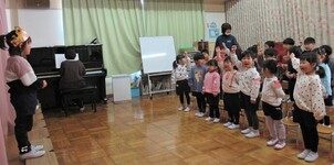 友達から歌のプレゼントをしてもらっているところ