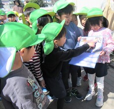 もらった手紙を5歳児が嬉しそうに見ているところ