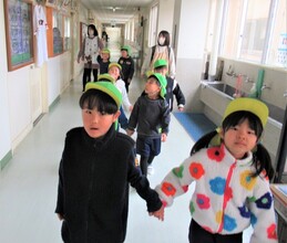 学校探検をして廊下を歩いているところ