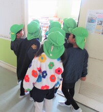 教室の中をみんなで覗いているところ