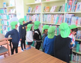 図書室の見学をしているところ