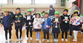 一年生にプレゼントをもらって記念撮影