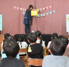 保育者の出し物を見ているところ