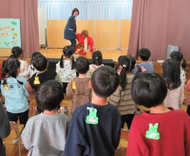 子どもたちの前に鬼が登場したところ