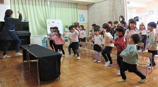 鬼のパンツをみんなでしているところ