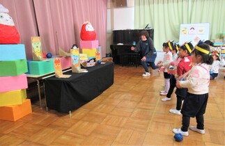 3歳児が新聞ボールで鬼の的当てをしているところ