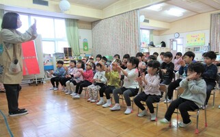 誕生会でみんなで手遊びをしているところ