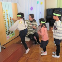 見つけたコインを表に貼っているところ