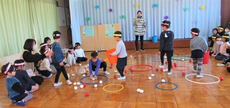 玉入れゲームを楽しんでいるところ