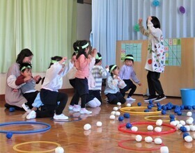 玉入れで買ったチームが喜んでいるところ