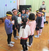 4歳児が5歳児にプレゼントを渡しているところ