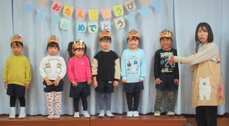 誕生児のインタビューをしているところ