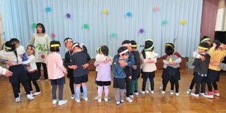 4歳児と5歳児がさようならの挨拶をしているところ