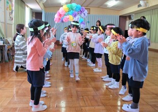 在園児の花道を5歳児が歩いているところ
