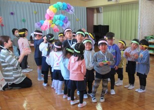 5歳児が花道を通っているところ