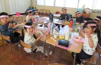 チームで昼食を食べているところ