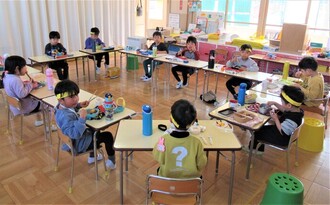 チームで昼食を食べているところ