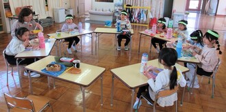 チームで昼食を食べているところ